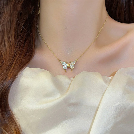 MAGNETIC CLASP BUTTERFLY NECKLACE